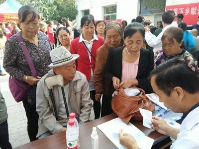 扶貧攻堅,醫(yī)者先行,太原中醫(yī)肝病醫(yī)院下鄉(xiāng)義診進行中